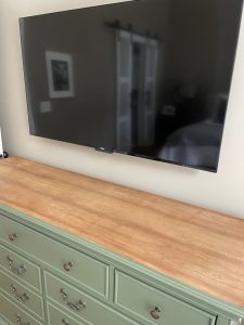 Handyman TV mounting